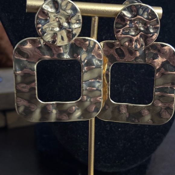 Square gold tone statement earrings brand new 2 inch drop Excellent quality - Picture 2 of 3